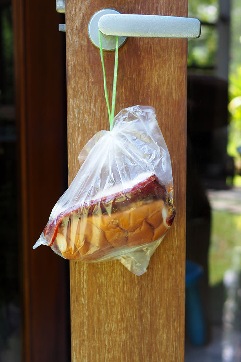 You can hang the plastic bag with your sandwich in your car or at home.