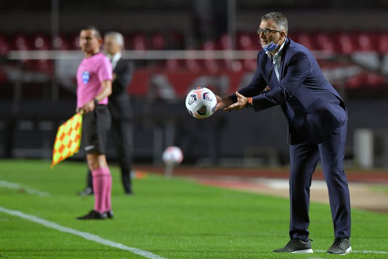 Juan Antonio Pizzi durante el partido de Copa Libertadores que disputaron Racing Club y el San Pablo