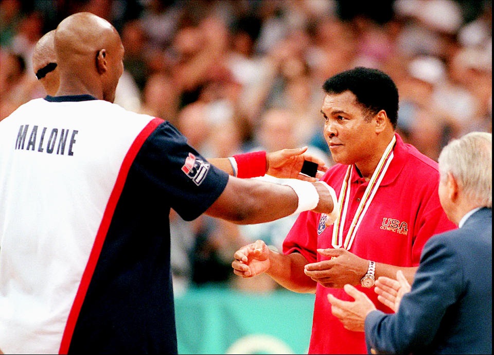 Das US-Basketballteam feiert mit Muhammad Ali die Ersatz-Medaille (Bild: Linda Cataffo/NY Daily News via Getty Images)