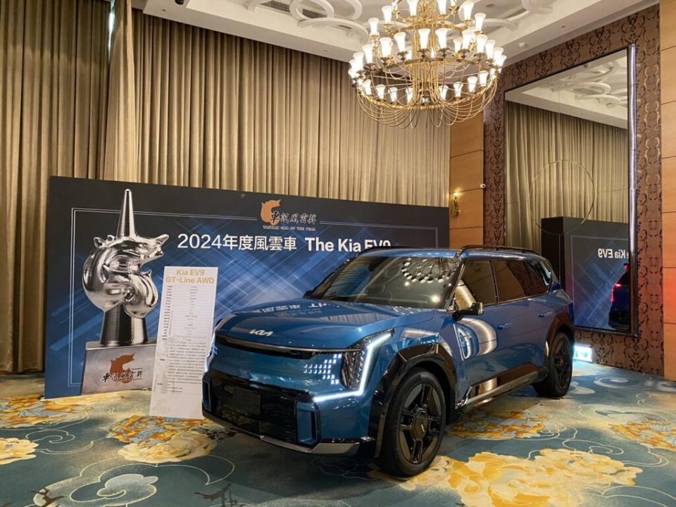 KIA EV9以創新思維的姿態擄獲多數評審的青睞，成功奪下2024年度風雲車最大獎的殊榮。(圖片提供：台灣寶路多)