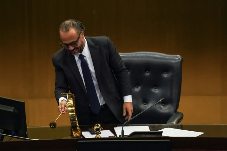 El presidente del Congreso de El Salvador, Ernesto Castro, lidera la sesión inaugural de la nueva legislatura el 1 de mayo de 2024 en San Salvador (Camilo Freedman)