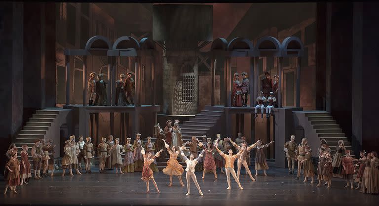 El Ballet Estable del Teatro Colón, a pleno, en una escena del mercado, con las prostitutas (Bocca, Fassi y Sánchez) y Romeo (Cornejo), Mercucio (Abruzzo) y Benvolio (Wyss)