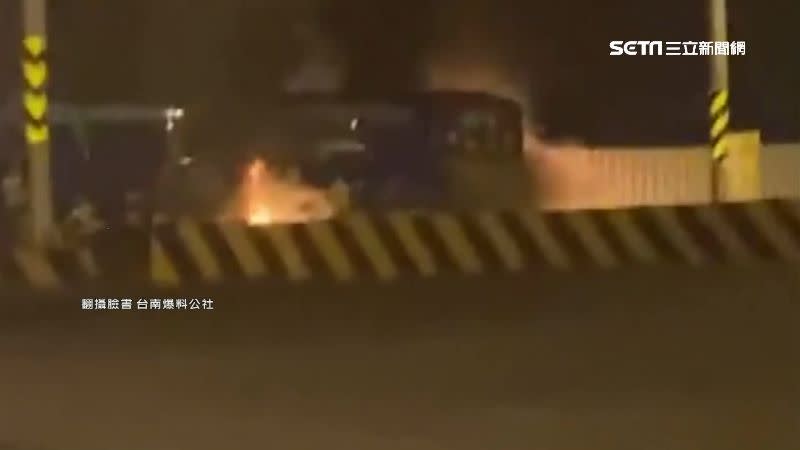 一輛停在路邊的遊覽車遭人縱火，起火燃燒。（圖／翻攝自台南爆料公社）