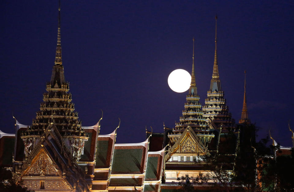 La luna detrás del Grand Palace de Bangkok, Tailandia, este lunes. (AP Photo/Sakchai Lalit)