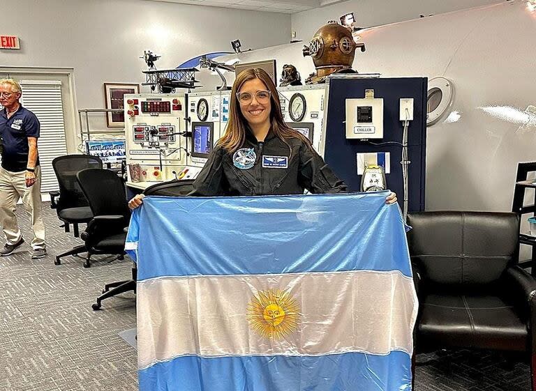 En las instalaciones del Instituto Internacional de Ciencias Astronómicas de Melbourne, Estados Unidos, Noel de Castro levanta la bandera argentina, siendo la primera ciudadana nacional en entrar al programa Project Possum