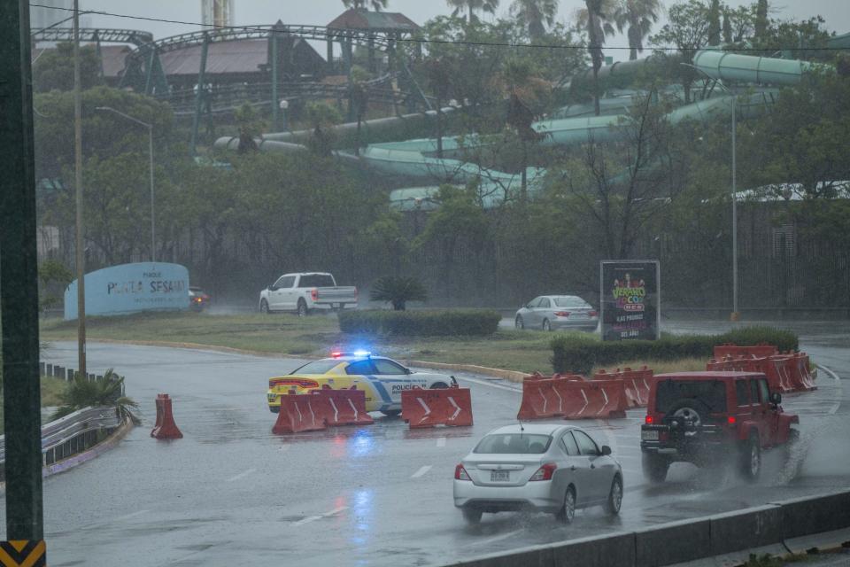 MONTERREY, NUEVO LEÓN, 20JUNIO2024.- La tormenta tropical Alberto entró al estado de Nuevo León este jueves por la madrugada, donde se esperan lluvias hasta el día sábado como el remanente de depresión tropical. Algunos cruces con riesgo de inundación han sido cerradas a la vialidad. Según informes de la CONAGUA, las presas del estado han crecido considerablemente, la Presa de la Boca tiene un llenado del 90% y se estima abrir sus compuertas en las próximas horas, así mismo el incremento se registra en las presas Cerro Prieto, El Cuchillo y el Cuchillo II. FOTO: GABRIELA PÉREZ MONTIEL / CUARTOSCURO.COM