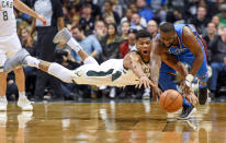 <p>Giannis Antetokounmpo (l.) von den Milwaukee Bucks hechtet beim Heimspiel gegen Raymond Feltons Verein Oklahoma City Thunder nach dem Basketball. (Bild: Reuters) </p>