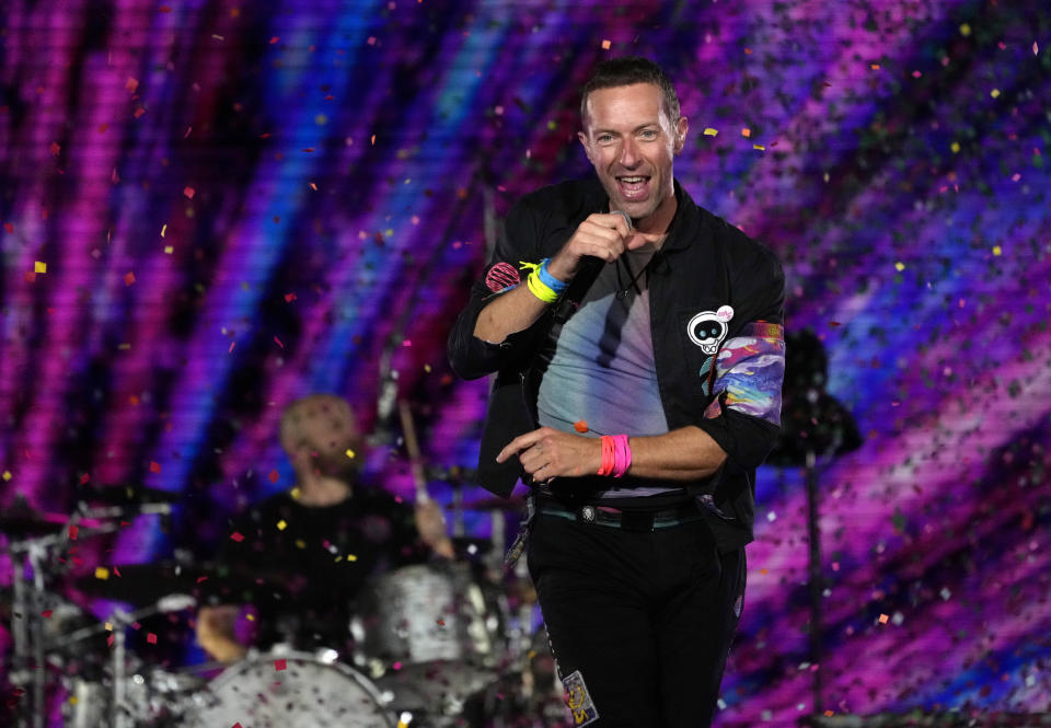 Chris Martin de Coldplay durante su concierto en el Rose Bowl, el sábado 30 de septiembre de 2023, en Pasadena, California. (Foto AP/Chris Pizzello)