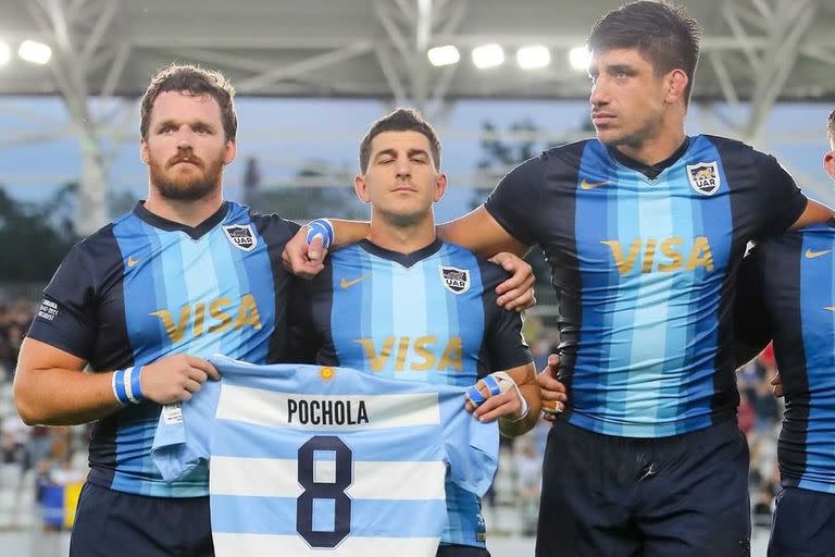 Homenaje a Héctor "Pochola" Silva antes del partido entre Los Pumas y Rumania; el capitán Julián Montoya y Tomás Cubelli sostienen la camiseta 8, junto a Tomás Lavanini.