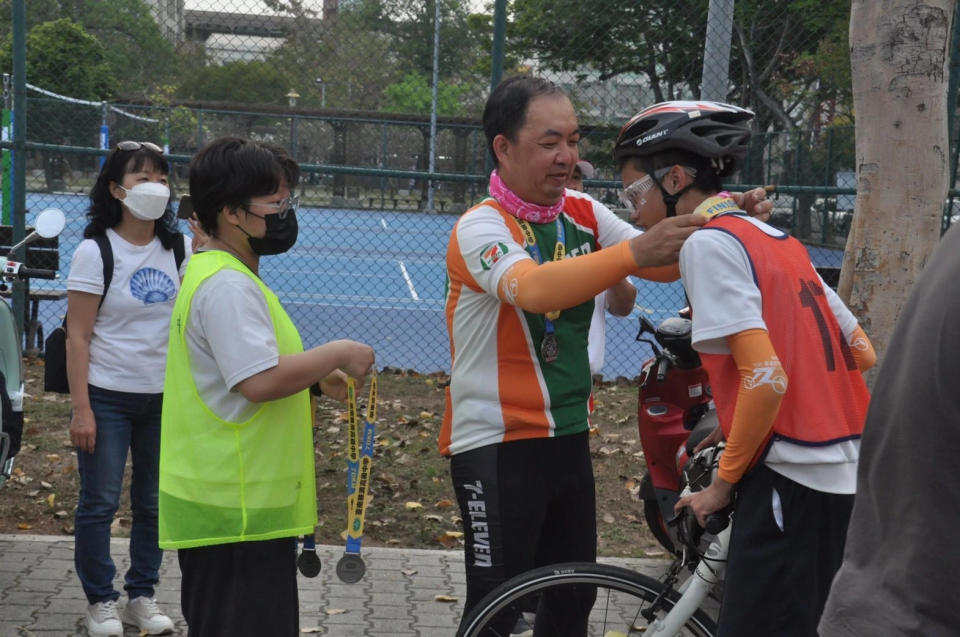 完賽終點為臺南慈中校門，由校長與家長會長親自為同學掛上獎牌。