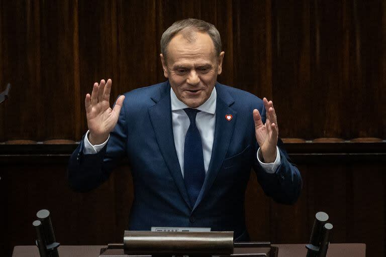 Donald Tusk habla tras ser propuesto como nuevo primer ministro en el Parlamento polaco, Varsovia, el 11 de diciembre de 2023. Los legisladores polacos votarán el martes sobre la propuesta de nuevo gobierno de Donald Tusk, cuya administración pro-UE se espera que obtenga el apoyo suficiente para poner fin a ocho años de gobierno populista de derechas.