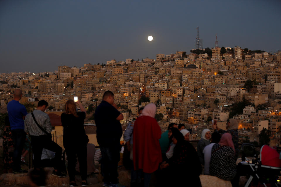 <p>People wait for the lunar eclipse at Amman Citadel in Jordan, July 27, 2018. (Photo: Muhammad Hamed/Reuters) </p>