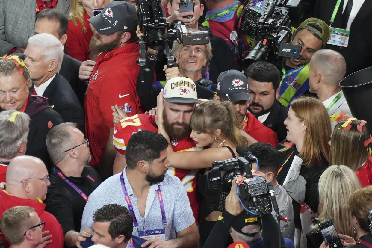 Taylor Swift abraza al ala cerrada de los Jefes de Kansas City Travis Kelce después de que los Jefes ganaron el Supertazón LVIII contra los 49ers de San Francisco en el Estadio Allegiant en Las Vegas, el domingo 11 de febrero de 2024. (Doug Mills/The New York Times)
