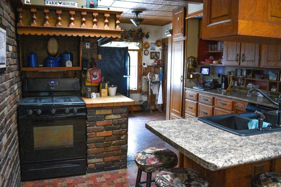 In this kitchen, Grace Sidell cooked the meat and produce her family raised on their farm. In later years, she brewed tea here for Old Garden House guests.