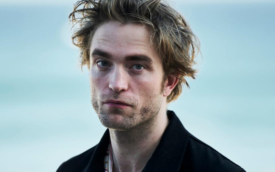 Mehr als zehn Jahre ist es her, seitdem Robert Pattinson das erste Mal als Vampir Edward Cullen zu sehen war. Die "Brandmarkung" als Schwarm pubertärer Mädchen hat der 34-Jährige schon seit Jahren überwunden. In der Galerie blicken wir auf die beeindruckende Karriere des Engländers, der derzeit wieder in den Kinos zu sehen ist ... (Bild: 2018 Getty Images/Carlos Alvarez)