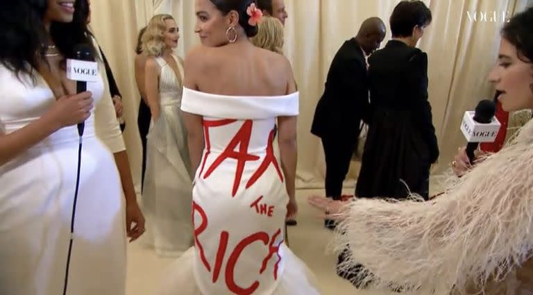 El vestido de la congresista demócrata Ocasio-Cortez que generó polémica en las redes sociales (Crédito: Vogue)