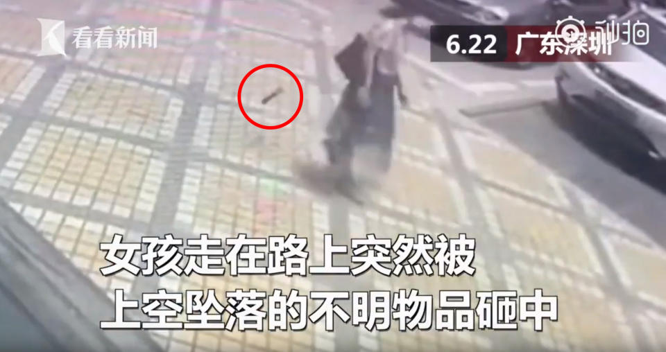 中國深圳一名李姓女子日前走在南山地鐵站外時，突然被高空飛來的啞鈴槓片擊中頭部，當場爆頭濺血，痛到倒臥在地上，驚悚一幕全都錄！（圖片翻攝看看新聞）