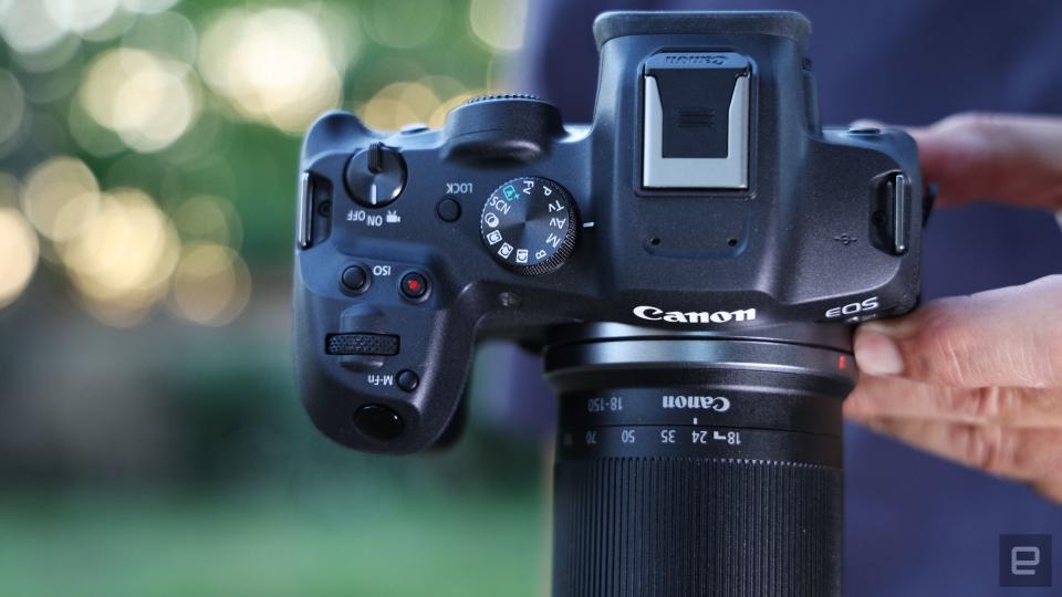 <p>Canon EOS R7 mirrorless APS-C camera review</p>
