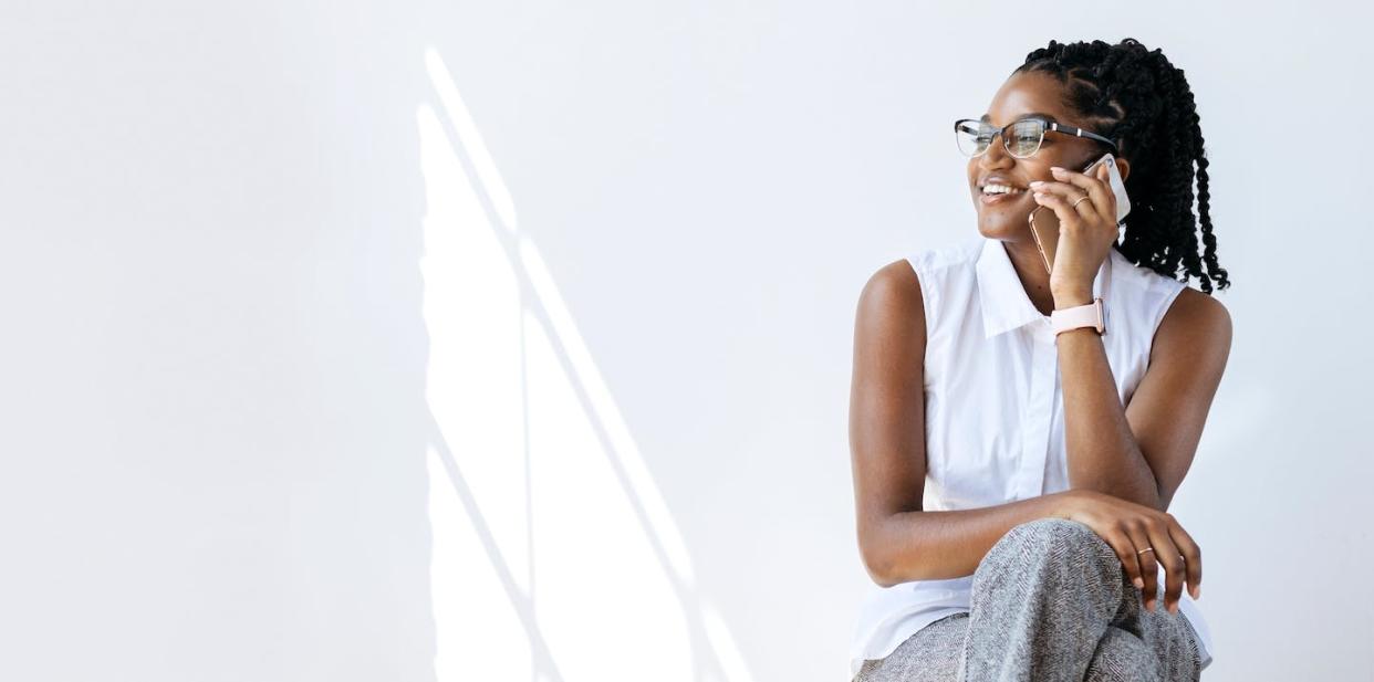 <a href="https://www.shutterstock.com/es/image-photo/smiling-woman-talking-on-phone-1992949895" rel="nofollow noopener" target="_blank" data-ylk="slk:Rawpixel.com/Shutterstock;elm:context_link;itc:0;sec:content-canvas" class="link ">Rawpixel.com/Shutterstock</a>