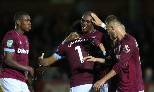 Javier Hernández accused of ‘diving’ after West Ham survive cup scare