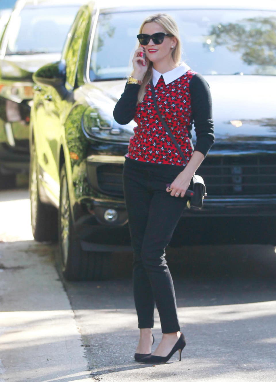 Reese Witherspoon wears a color blocked floral top, skinny jeans, and black pumps on Nov. 18, 2015 in Los Angeles, California.