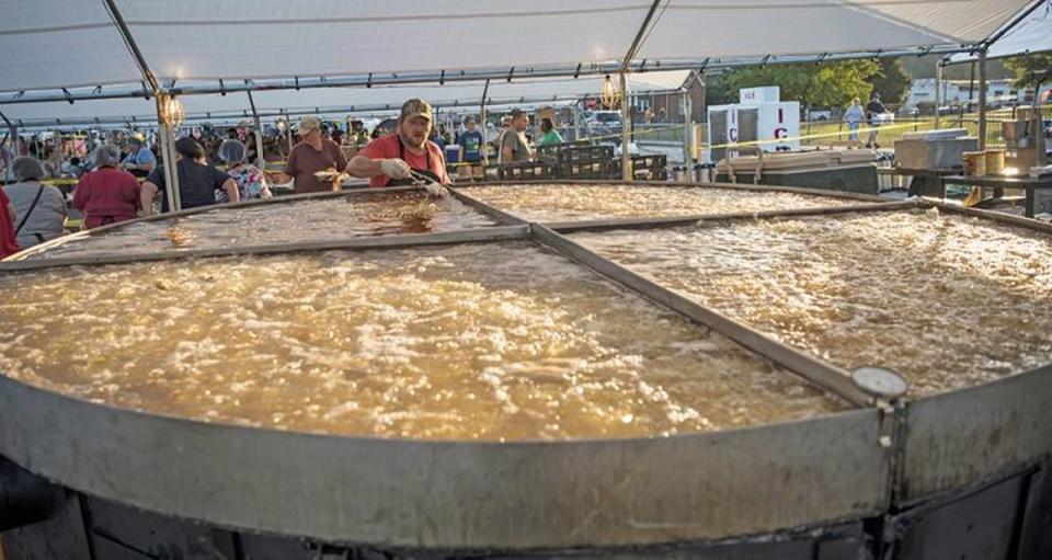 The the World’s Largest Stainless Steel Skillet at London’s World Chicken Festival needs 300 gallons of cooking oil to make 600 quarters of chicken at one time.