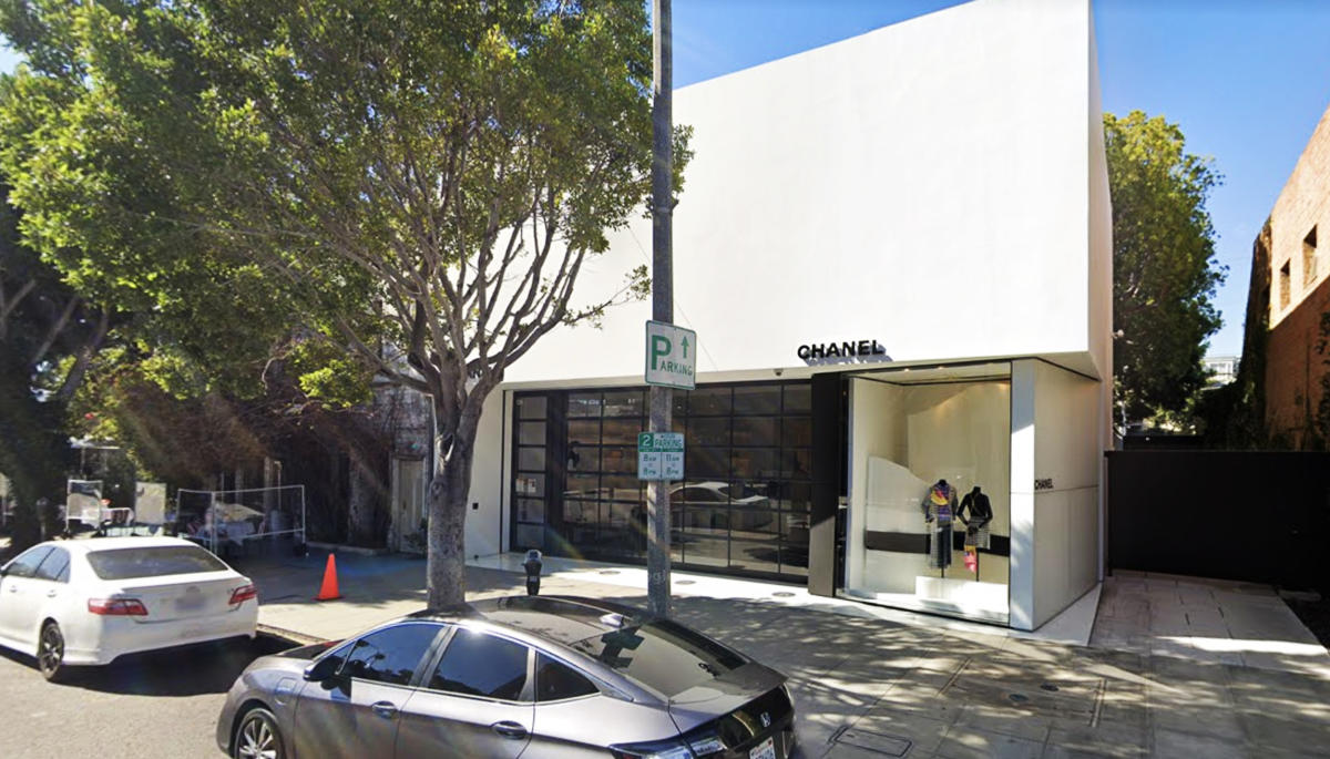 Shana Sand with her daughters and boyfriend shop at the Chanel store on Robertson  Blvd. and then stroll down the street past The Ivy. Los Angeles, CA. 6/1/08  Stock Photo - Alamy