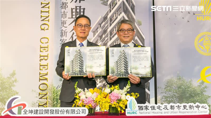 全坤建設總經理江清峰（左）與國家住都中心代理董事長花敬群（右）正式簽約。 （圖／住都中心提供）