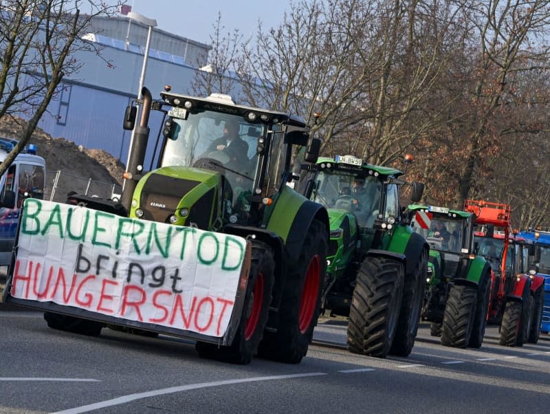 A convoy of tractors drives to a protest rally in front of the DB maintenance plant for ICE 4 trains. German Chancellor Olaf Scholz and Brandenburg's Minister President Woidke are guests at the opening of the plant. Jens Kalaene/dpa