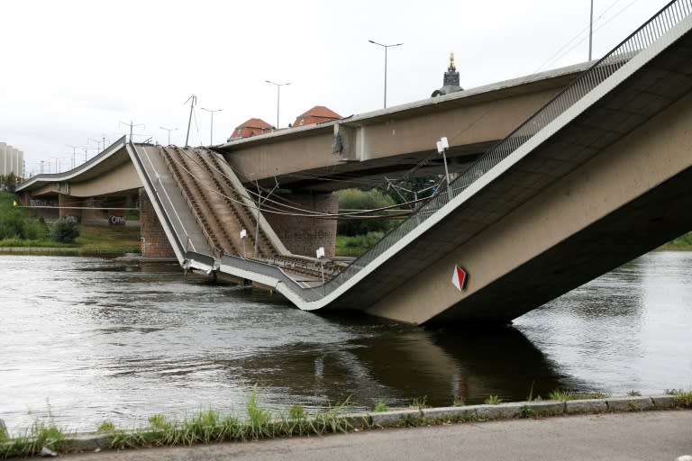 Le pont Carola à Dresde (Allemagne de l'Est), dont un tronçon d'environ 100 mètres s'est effondré dans l'Elbe le 11 septembre 2024 (Odd ANDERSEN)