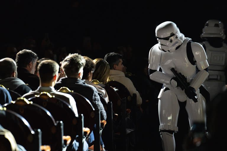 Los Stormtroopers hacen dos pequeñas, pero muy celebradas, apariciones entre las plateas del teatro