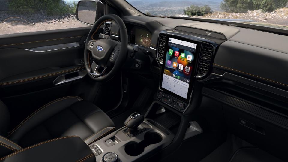 Ranger的數位座艙科技，包括8吋多功能儀錶板、10.1吋LCD觸控螢幕（Wildtrak為12吋），其內建無線Apple CarPlay／Android Auto、原廠衛星導航、車主手冊等功能的SYNC 4A娛樂通訊整合系統。此外，新設計的駕駛座鞍部也了整合無線充電板，加力箱電子式控制旋鈕、E-Shifter電子式排檔系統（Wildtrak車型專屬）、EPB電子手煞車（含Auto Hold）等操作功能。