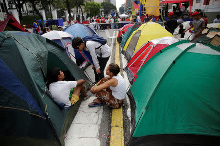 Supporters of Venezuela's President Nicolas Maduro camp outside Miraflores Palace in Caracas, Venezuela November 3, 2016. REUTERS/Marco Bello