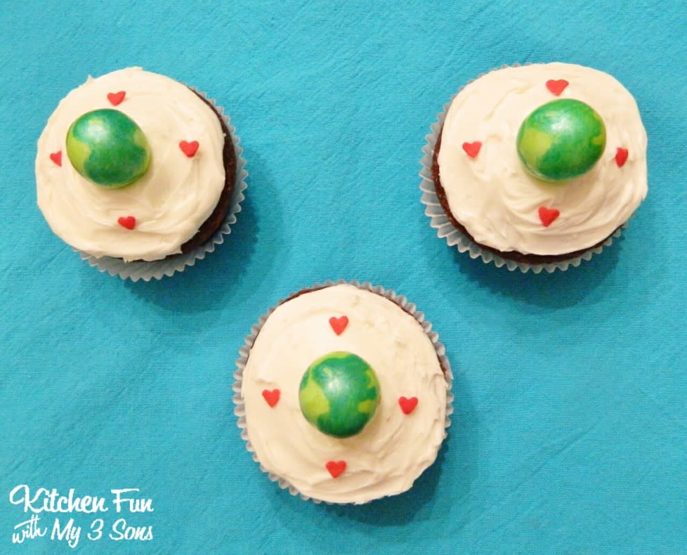 <p>Kitchen Fun With My 3 Sons</p><p>These fun Earth Day Cupcakes take minutes to make!</p><p>Directions <a href="http://www.kitchenfunwithmy3sons.com/2014/04/easy-earth-day-cupcakes.html" rel="nofollow noopener" target="_blank" data-ylk="slk:HERE;elm:context_link;itc:0;sec:content-canvas" class="link rapid-noclick-resp">HERE</a></p>