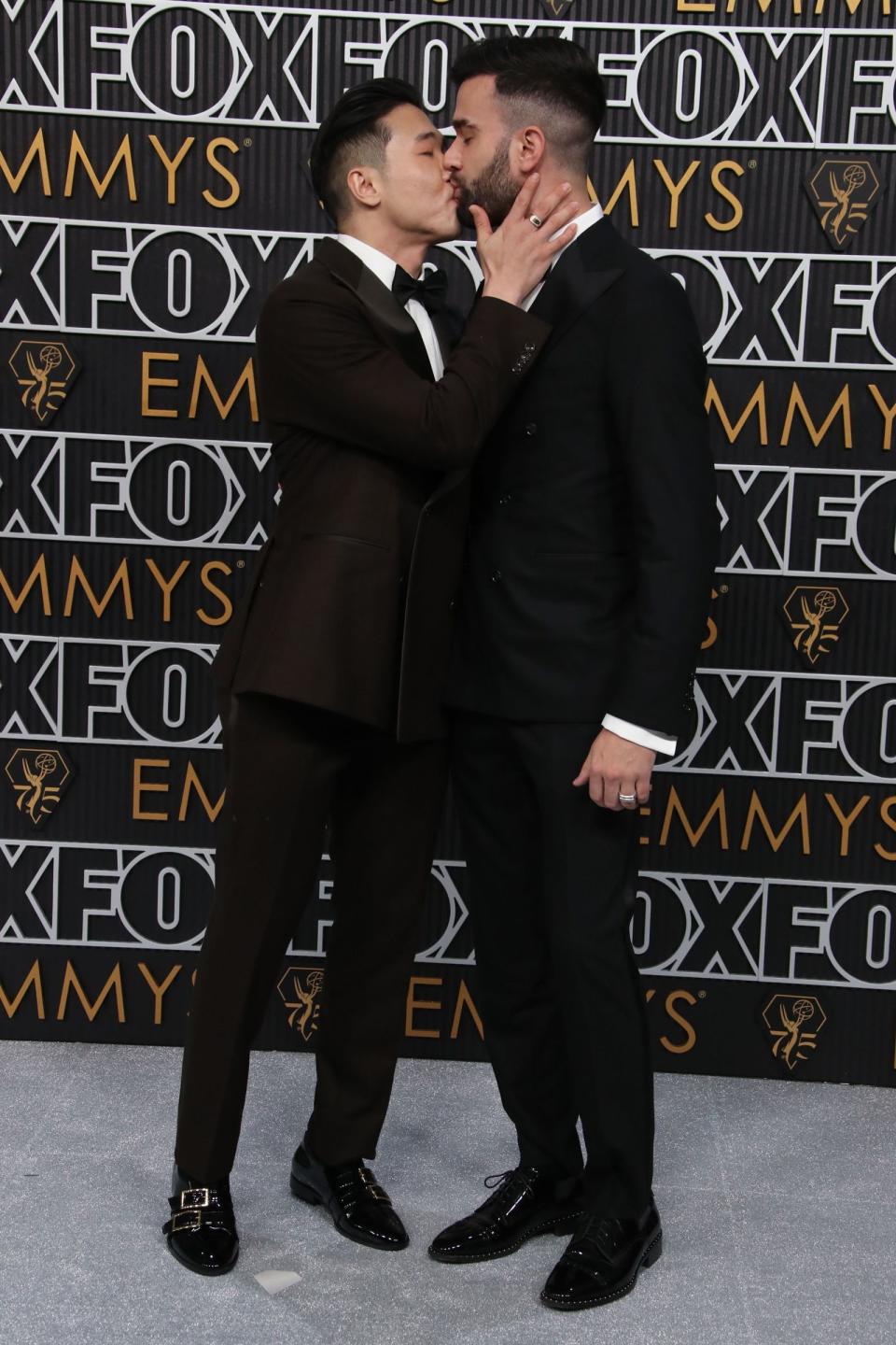 《熱戀彩虹島》的喬恩金布斯特（左）與男友約翰麥可凱利，在紅毯上就先親吻了。（東方IC）