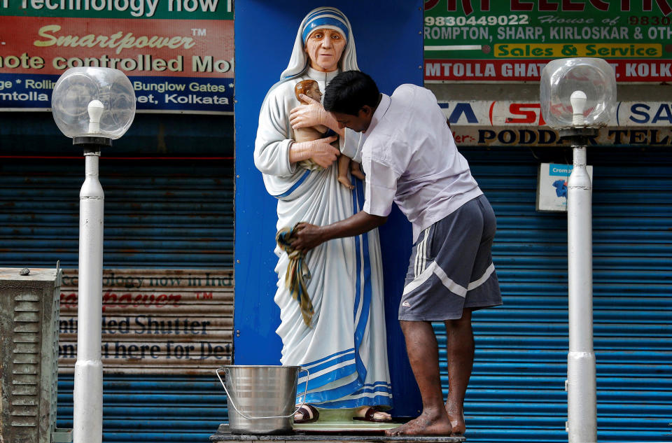 <p>In Kalkutta wird eine Statue von Mutter Teresa geputzt. Der Todestag der indischen Ordensschwester, die in der katholischen Kirche als Heilige verehrt wird, jährt sich am 5. September zum 21. Mal. (Bild: Reuters) </p>
