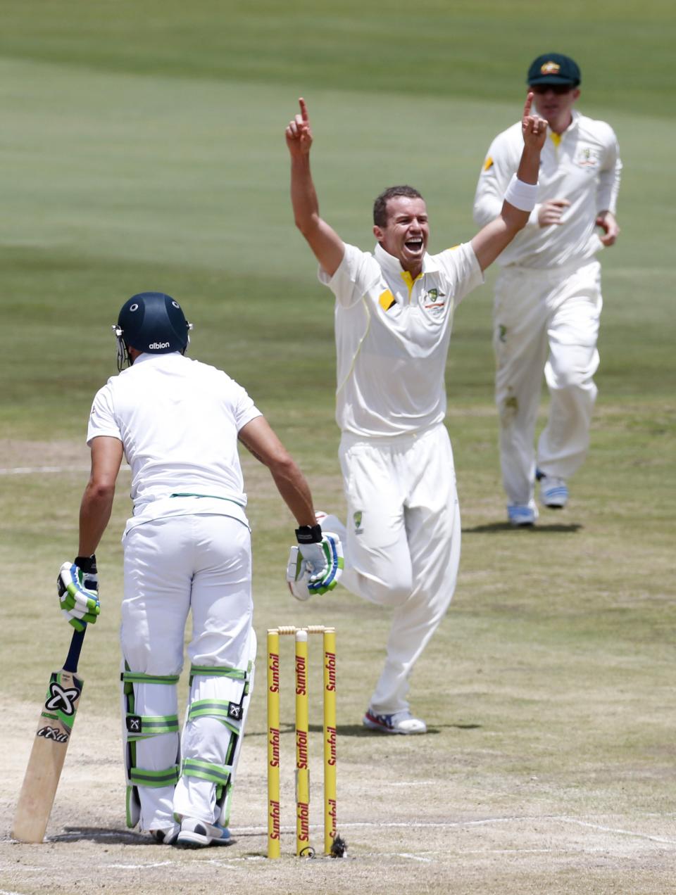 Australia's Peter Siddle celebrates as he takes the wicket of South Africa's Faf du Plessis (L) during the fourth day of their first cricket test match in Pretoria February 15, 2014. REUTERS/Mike Hutchings (SOUTH AFRICA - Tags: SPORT CRICKET)