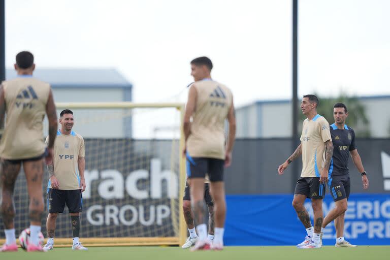 Messi, a pura sonrisa en la práctica en la Kennesaw University