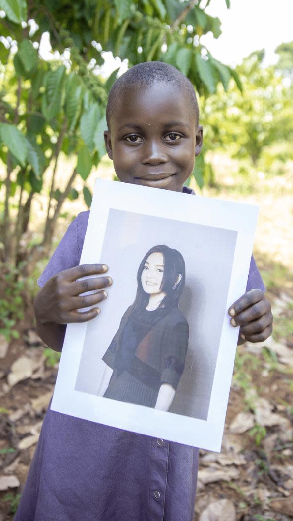 徐佳瑩在烏干達當地認養「女兒」艾紗兒。（圖／台灣展望會提供）