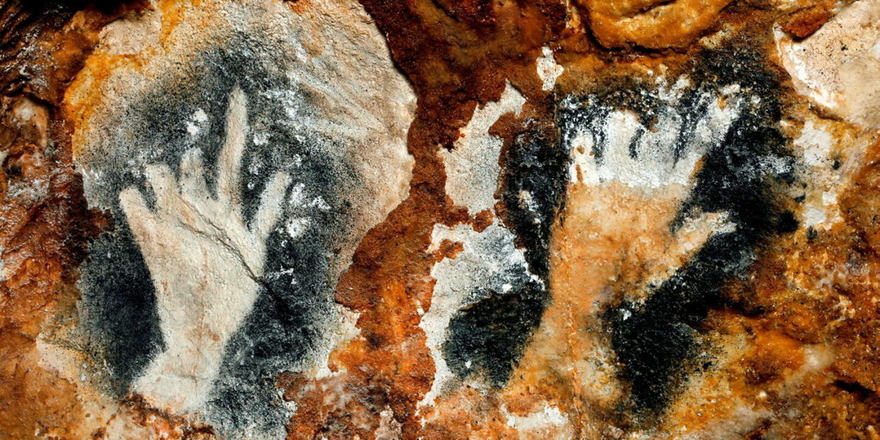 Les fameuses mains aux doigts coupés ornant les parois de la grotte paléolithique Cosquer, dans les calanques de Marseille. - Credit:Aventurier Patrick/ABACA