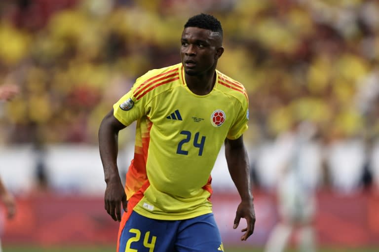 El delantero Jhon Córdoba de Colombia observa durante el partido del Grupo D de la Copa América 2024 entre Colombia y Costa Rica en el State Farm Stadium el 28 de junio de 2024 en Glendale, Arizona (Omar Vega)