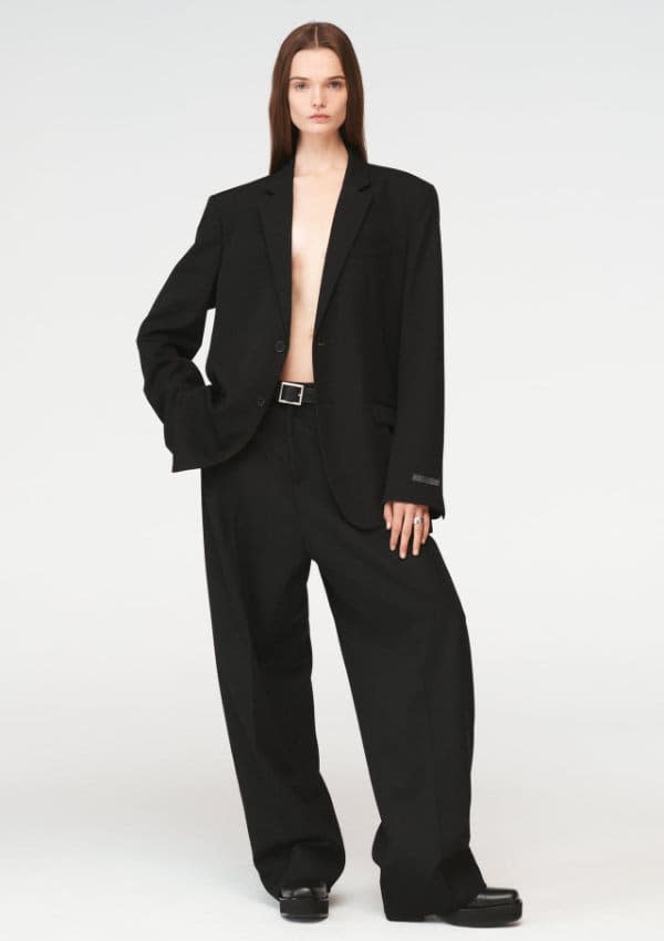 Traje negro de Zara en Milán