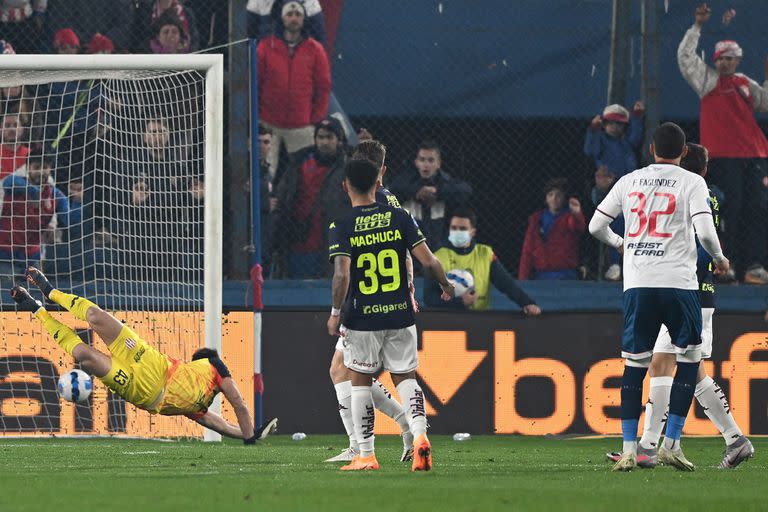 Santiago Mele no llega a desviar el remate de Franco Fagúndez (32), autor del primer gol de Nacional contra Unión.