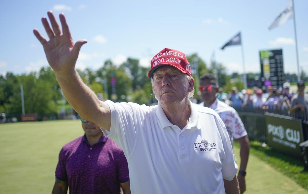 Donald Trump salue ses supporters et signe des autographes lors d'un tournoi de golf à Bedminster, au New Jersey, le 13 août 2023. (AP Photo/Seth Wenig)