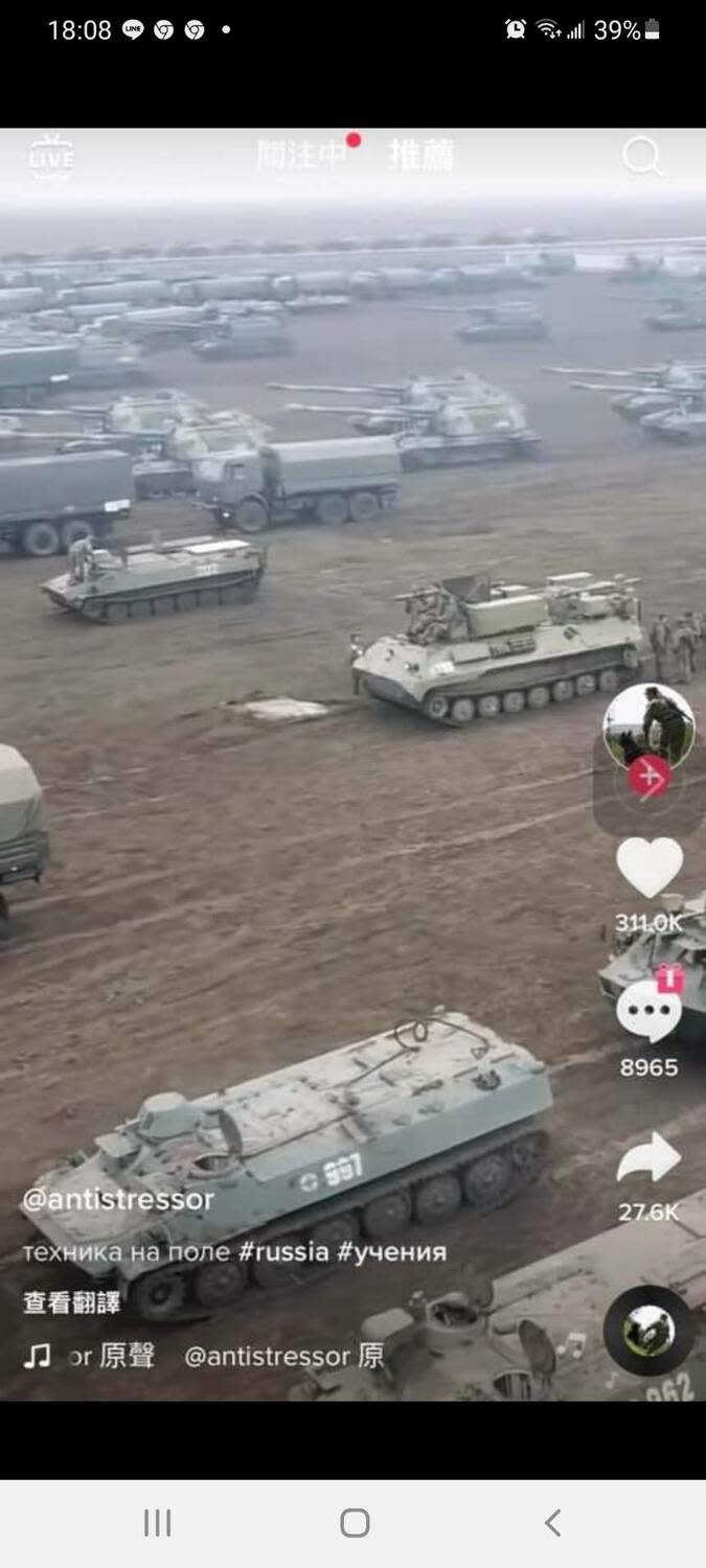 俄羅斯裝甲車大隊集結入侵烏克蘭。   圖：翻攝自推特＠ａｎｔｉｓｔｒｅｓｓｏｒ