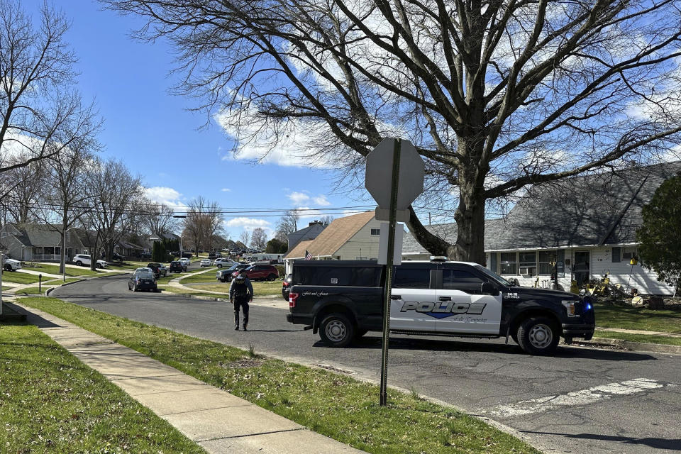 La policía patrulla un vecindario luego de un tiroteo en Levittown, Pensilvania, sábado 16 de marzo de 2024. Varias personas fueron baleadas el sábado en la madrugada en un suburbio de Filadelfia, provocando la cancelación de un desfile por el Día de San Patricio y el cierre de un parque temático infantil, informaron las autoridades. (AP Foto/Michael Catalini)