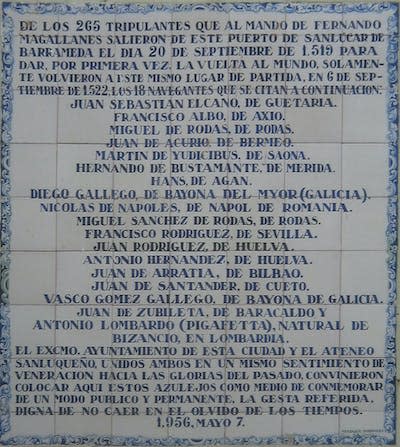 Placa conmemorativa en Sanlúcar de Barrameda con los nombres de los hombres que retornaron a la ciudad tras la primera circunnavegación. <a href="https://commons.wikimedia.org/wiki/File:Ceramica-Sanlucar_Barrameda_1%C2%AA_circunnavegaci%C3%B3n_mundial.jpg" rel="nofollow noopener" target="_blank" data-ylk="slk:Wikimedia Commons / Armando-Martin;elm:context_link;itc:0;sec:content-canvas" class="link ">Wikimedia Commons / Armando-Martin</a>, <a href="http://creativecommons.org/licenses/by-sa/4.0/" rel="nofollow noopener" target="_blank" data-ylk="slk:CC BY-SA;elm:context_link;itc:0;sec:content-canvas" class="link ">CC BY-SA</a>