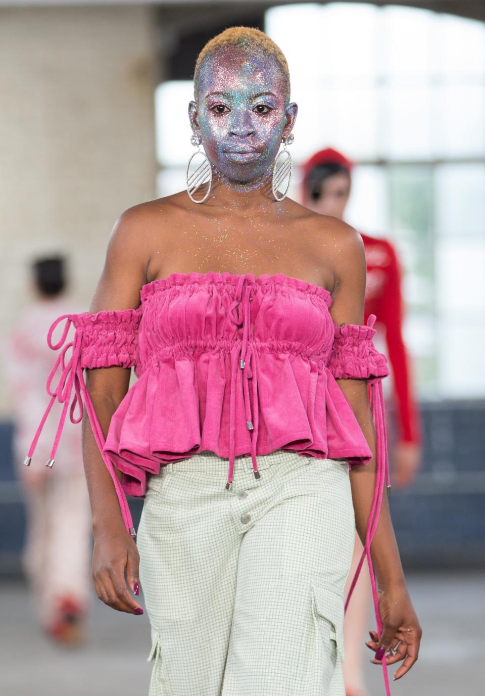 Art School a également suivi la tendance des paillettes en recouvrant le visage de l’un de ses mannequins.