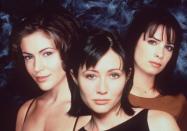 En 1998, débarquent sur nos écrans trois jeunes femmes ténébreuses et attachantes. Piper, Prue et Phoebe Halliwell (sans oublier Paige, qui viendra remplacer Prue à partir de la saison quatre) sont sœurs, mais aussi - et surtout - sorcières. Loin des clichés de la sorcière repoussante sur son balai miteux, les sœurs Halliwell sont jeunes, gentilles et affrontent tous les problèmes quotidiens des humains lambdas. Une sororité surnaturelle qui a fait de « Charmed » une série iconique pour plusieurs générations. Si nos meilleures copines des années 2000 ont tiré leur révérence après huit saisons et quelques explosions d’objets, nous ne les avons pas oubliées. On imagine ce qu’elles porteraient aujourd’hui.