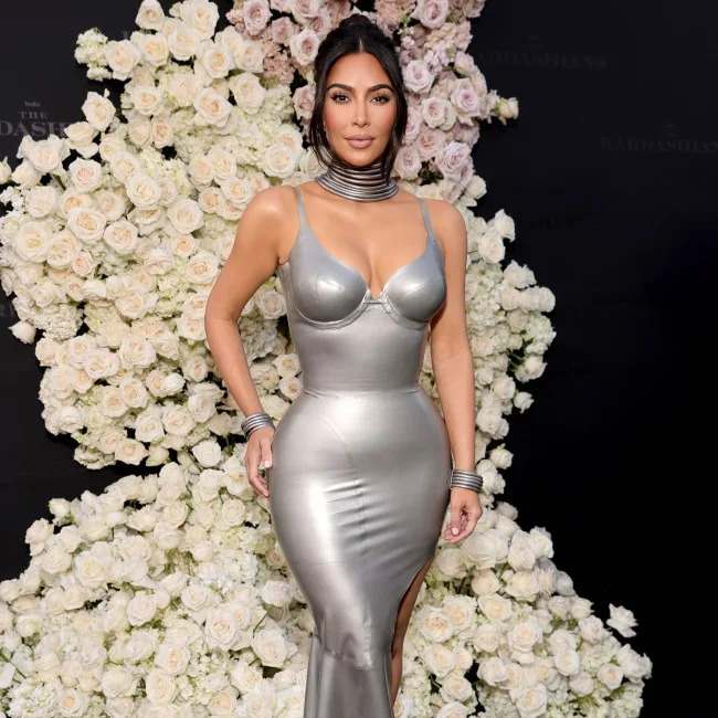 Kim Kardashian posa en solitario en la premiere de &#39;Las Kardashian&#39; credit:Bang Showbiz